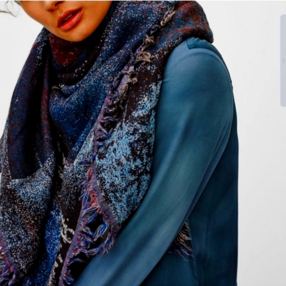 Wilfred Haus Party Blanket Scarf - Picture 4 of 10